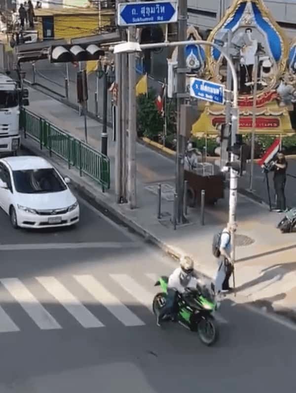 タイって優しい国なんだなと思える素敵な動画！横断歩道を渡るおじいさんと心優しいライダー