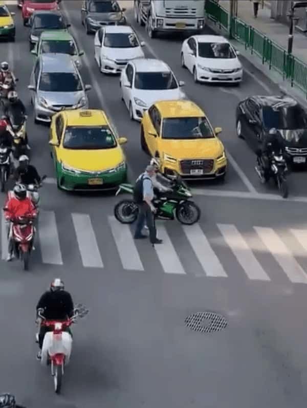 タイって優しい国なんだなと思える素敵な動画！横断歩道を渡るおじいさんと心優しいライダー