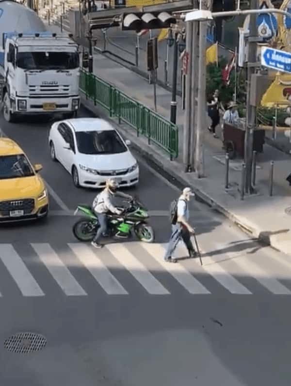 タイって優しい国なんだなと思える素敵な動画！横断歩道を渡るおじいさんと心優しいライダー