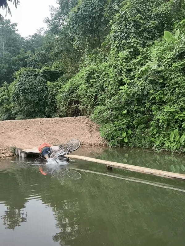 池に架かるほっそい橋を自転車で渡りきれ！意気揚々とスタートした男性は見事達成なる・・か？？