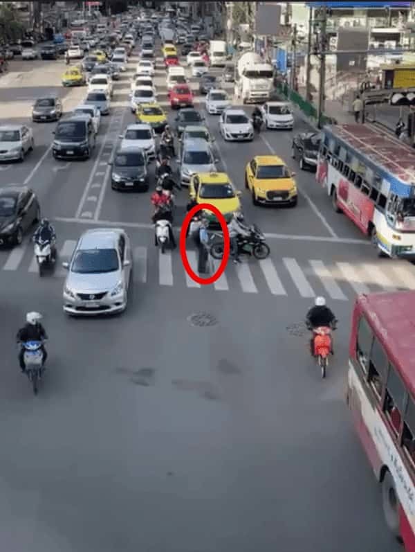 タイって優しい国なんだなと思える素敵な動画！横断歩道を渡るおじいさんと心優しいライダー