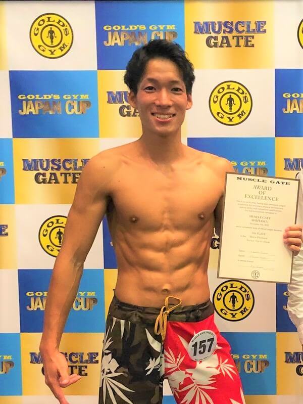 【筋トレ ビフォーアフター】筋トレ開始7カ月で16kg減に成功!笑顔でカッコイイ腹筋見せる