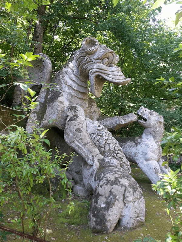 奇妙で独創的な彫像がある聖なる森イタリア「怪物公園」