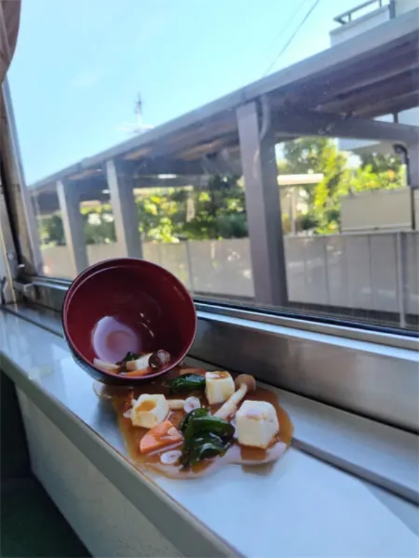 長良川鉄道で「食品サンプル列車」運行中　そばや納豆のつり革も