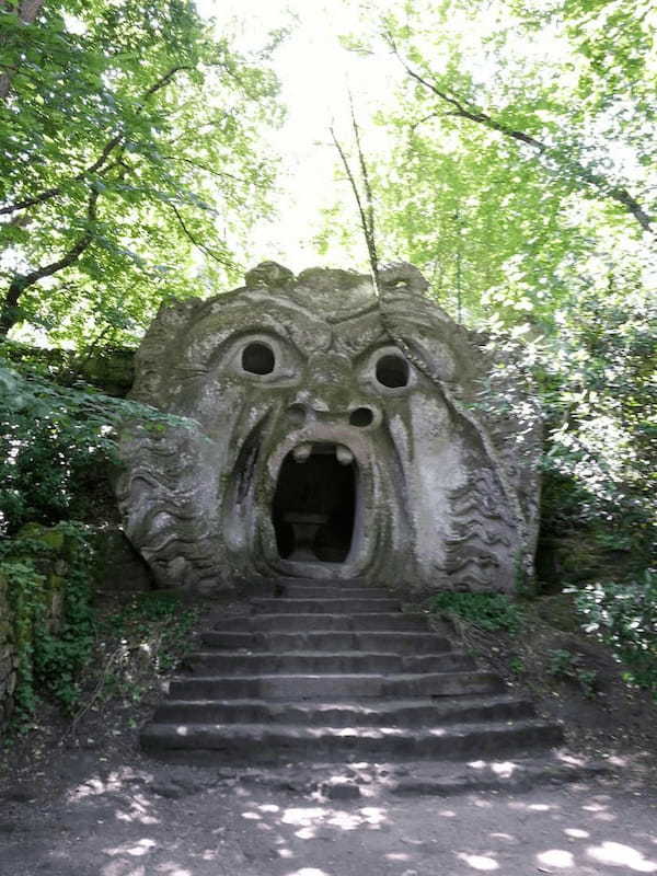 奇妙で独創的な彫像がある聖なる森イタリア「怪物公園」