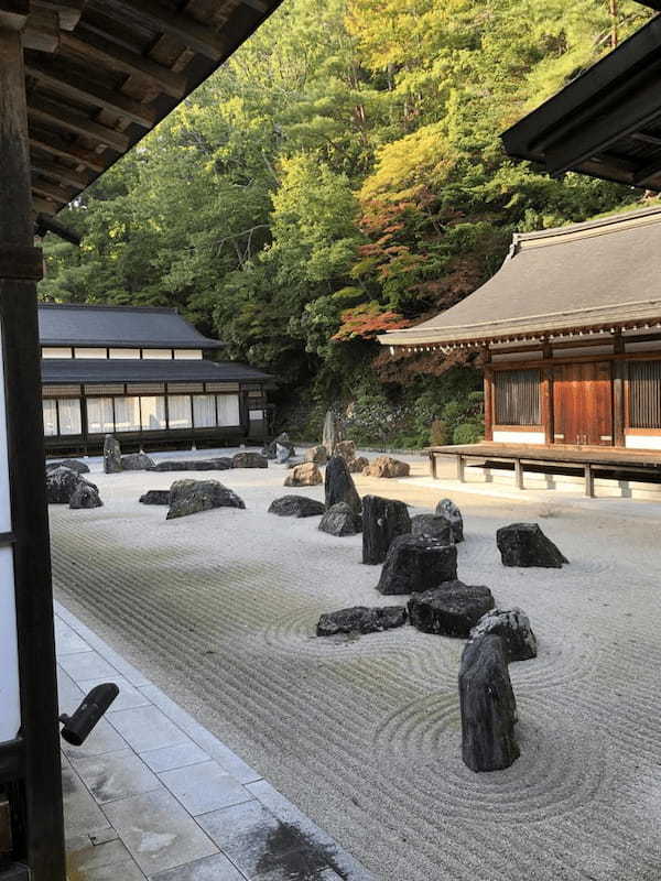 初めて訪れるなら日帰りバスツアーがおすすめ！秋の「高野山」