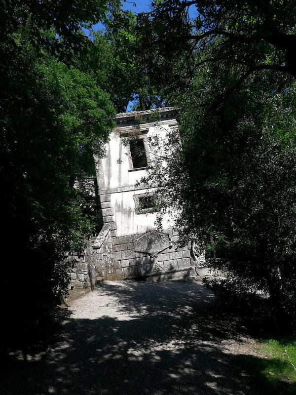 奇妙で独創的な彫像がある聖なる森イタリア「怪物公園」