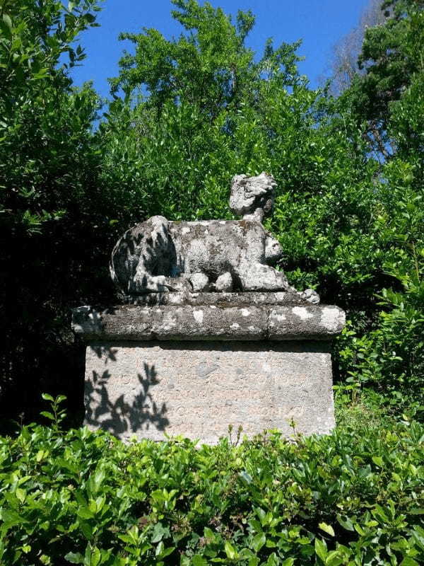 奇妙で独創的な彫像がある聖なる森イタリア「怪物公園」