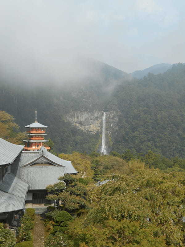 和歌山「那智山青岸渡寺」。滝壺の水を1杯飲むと10年長生きする？