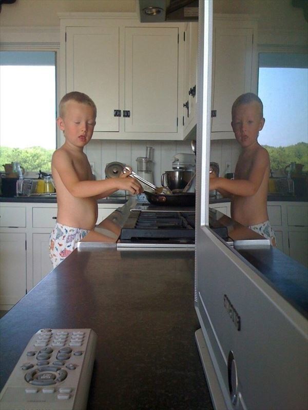 心霊写真!?まばたきする瞬間を撮った1枚の画像、よく見ると画面に映った少年の目が!