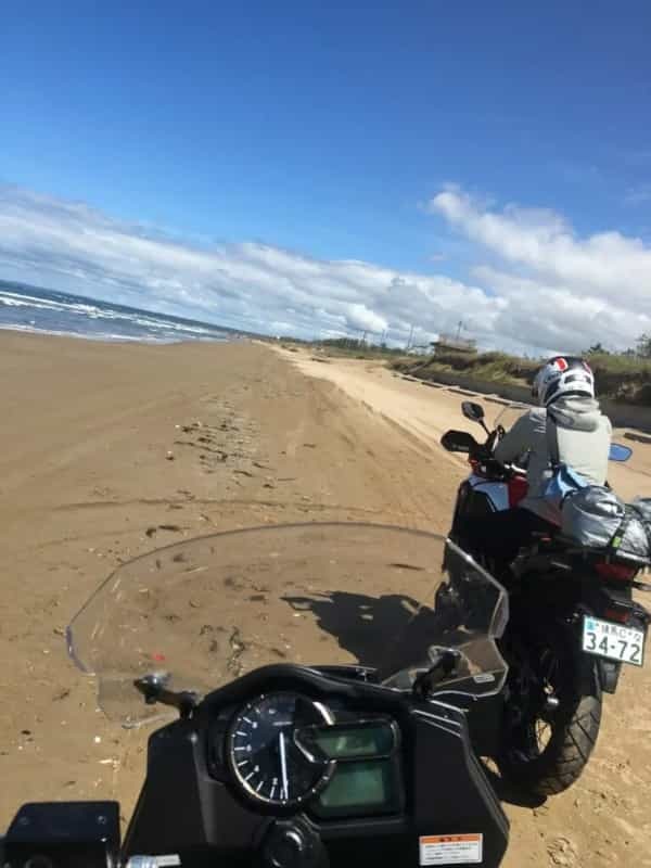 砂浜がなくなる前にGO‼︎ バイクで海岸を走れる日本唯一の道路『千里浜なぎさドライブウェイ』
