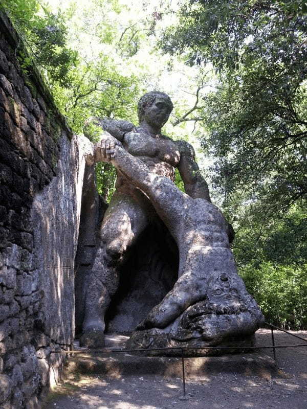 奇妙で独創的な彫像がある聖なる森イタリア「怪物公園」