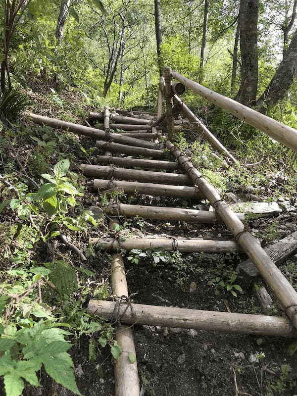 富山の黒部ダムを下から見よう！観光放水期間中に川床トレッキング