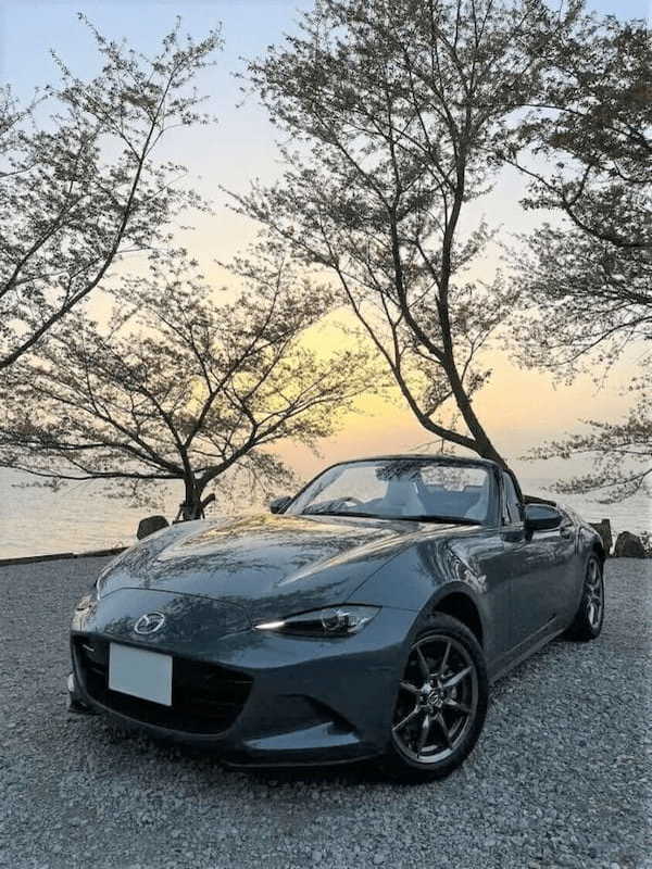 グレー×ホワイトカラーがお気に入り♡夢はラリー参加のロードスター美女!