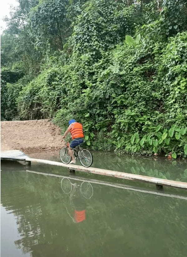 池に架かるほっそい橋を自転車で渡りきれ！意気揚々とスタートした男性は見事達成なる・・か？？