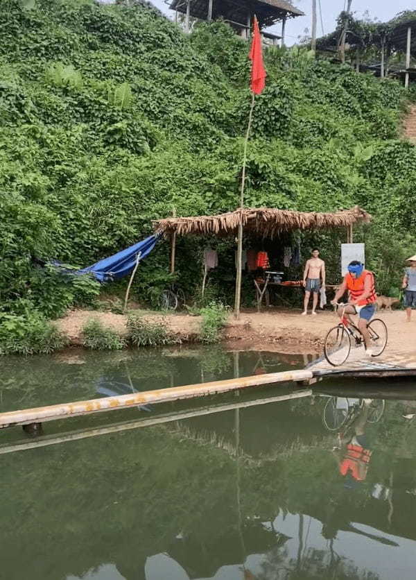 池に架かるほっそい橋を自転車で渡りきれ！意気揚々とスタートした男性は見事達成なる・・か？？