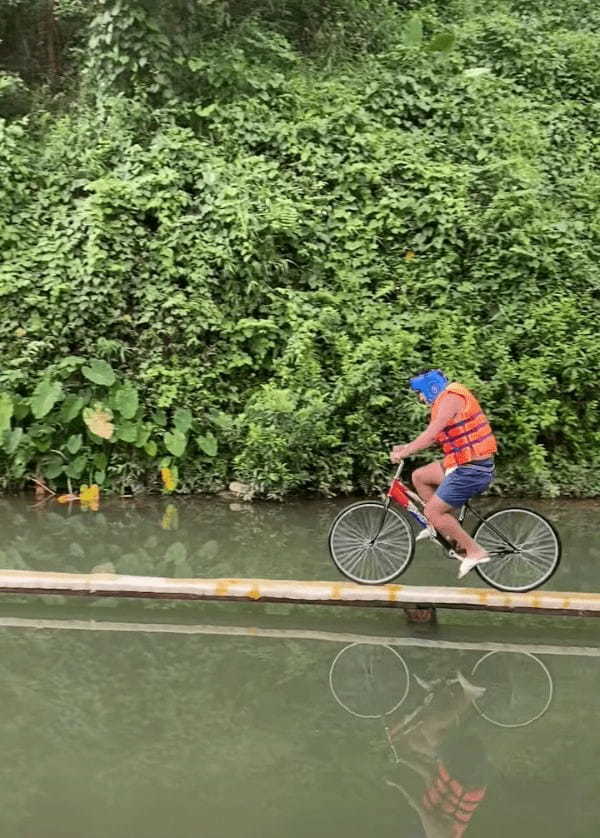 池に架かるほっそい橋を自転車で渡りきれ！意気揚々とスタートした男性は見事達成なる・・か？？