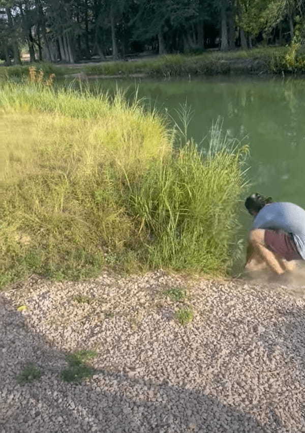 魚を釣り上げ大喜びしている釣り人。だけど大はしゃぎしすぎた結果・・【アメリカ・動画】