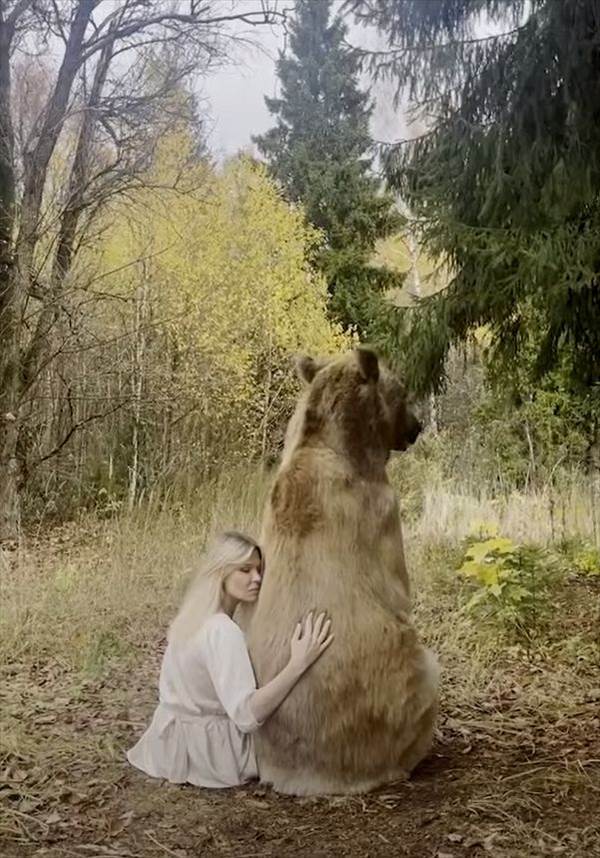 フォトジェニックな写真でビックリ！女性とスキンシップを取りながら撮影していたのは・・、猛獣と知られる『あの巨大動物』！？