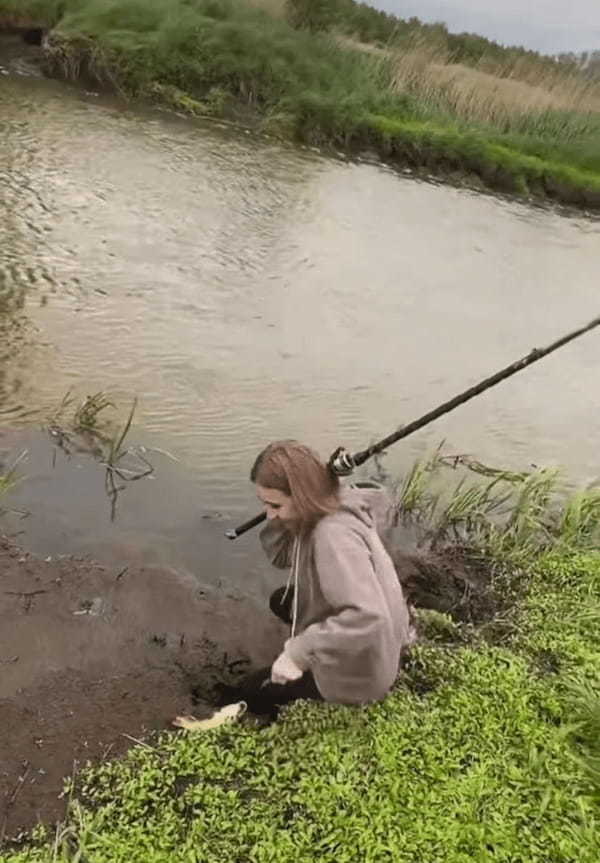 まさかの悲劇・・。釣り上げた魚を引き寄せようとした女性にハプニング！！【海外・動画】