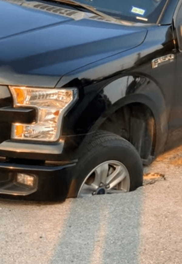 駐車場に恐ろしい罠！アスファルトの陥没穴にタイヤがはまってしまった車をどけてみると・・・