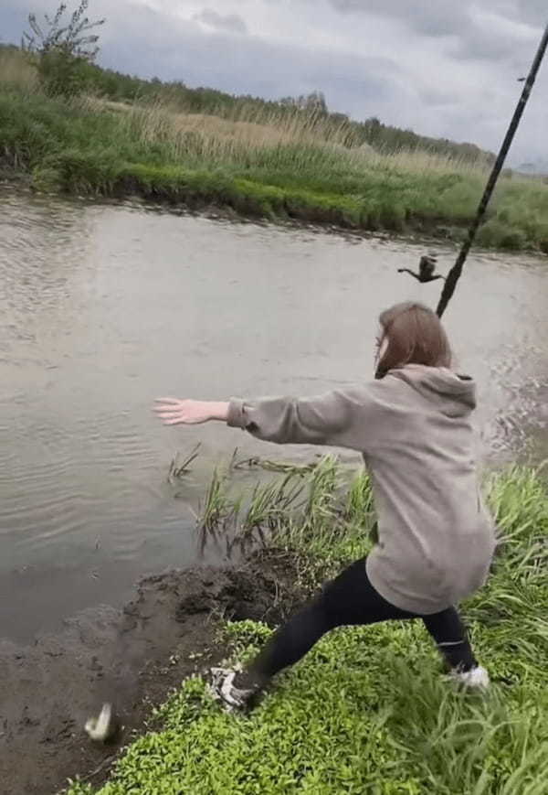 まさかの悲劇・・。釣り上げた魚を引き寄せようとした女性にハプニング！！【海外・動画】