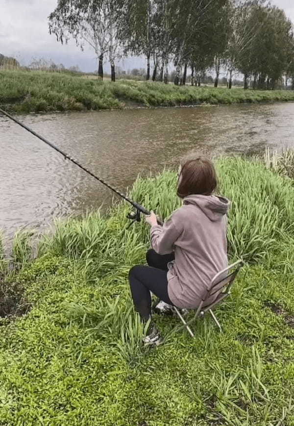 まさかの悲劇・・。釣り上げた魚を引き寄せようとした女性にハプニング！！【海外・動画】