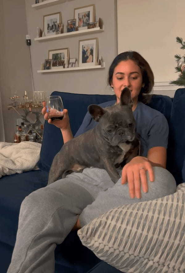 飼い主さんにかまってほしい愛犬。ソファでくつろぐ飼い主さんの手を取りアピールする姿がいじらしいし、かわいすぎる！！【海外・動画】