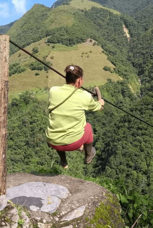 【再生回数7500万再生超】コロンビアにある世界最恐の交通手段!徒歩3時間の道のりをたった30秒で移動可能!乗りたい?それとも歩く?