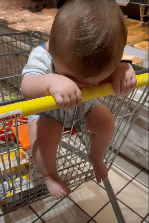 ショッピングカートの持ち手部分に額をくっつける赤ちゃん。おネムになっちゃったのかな?と下から覗き込むと・・あらビックリ!!【海外・動画】