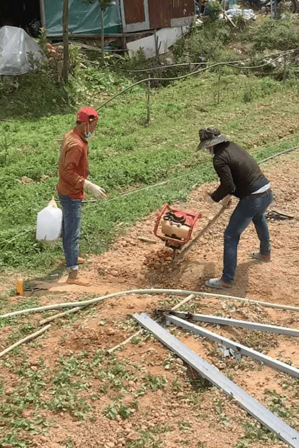 地面に突き刺さって回転を続ける掘削機。どうにかしてこれを止めたい3人の男性は・・・、いったいどうする！？