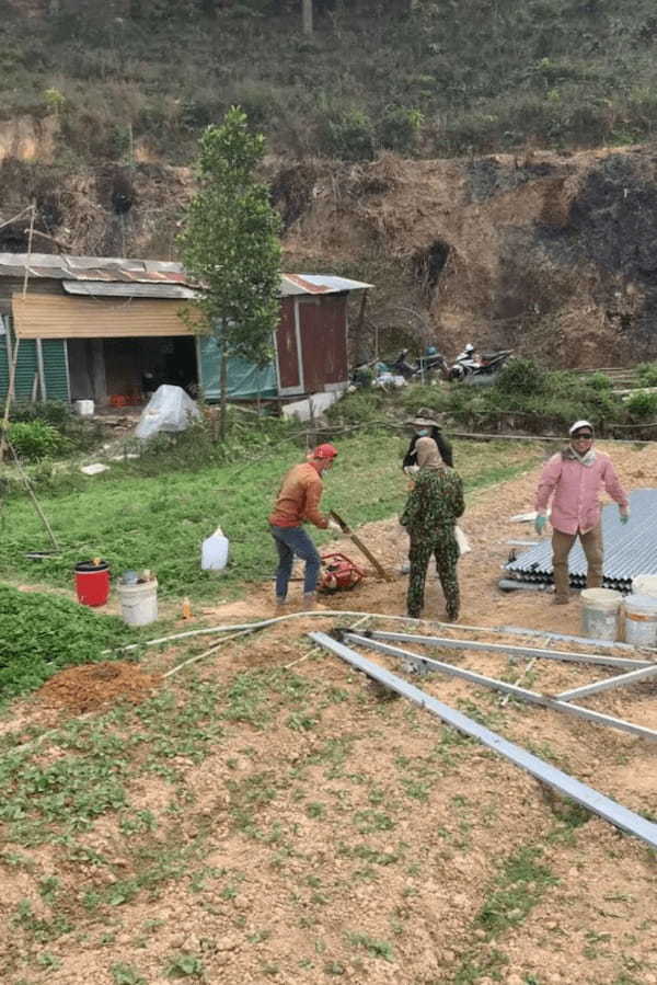 地面に突き刺さって回転を続ける掘削機。どうにかしてこれを止めたい3人の男性は・・・、いったいどうする！？