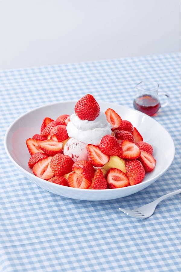 ブランチカフェ FLIPPER’Sより『あまおう』がお皿“いっぱい”に埋め尽くされた、いちごまみれの「奇跡のパンケーキ あまおうがいっぱい」を3月7日（火）より新発売