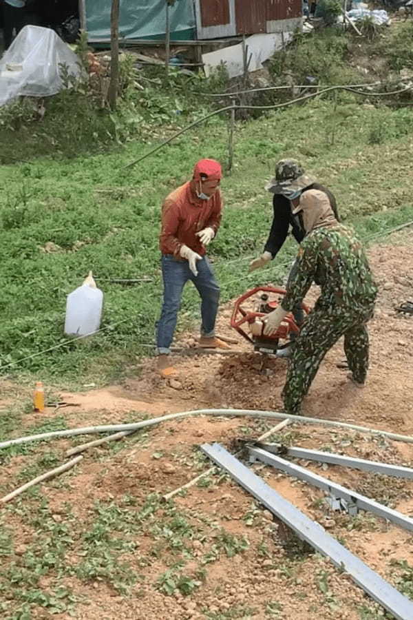 地面に突き刺さって回転を続ける掘削機。どうにかしてこれを止めたい3人の男性は・・・、いったいどうする！？