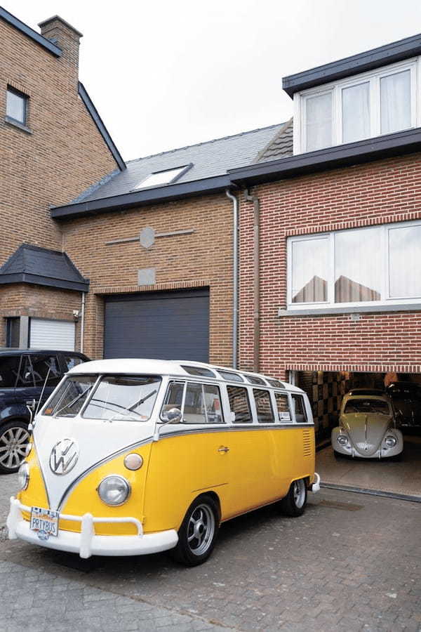 潜入! 極上の空冷VWや、ダックスやモンキーなど小さなお宝たちがズラリと並ぶ、長閑なベルギーの田舎町に佇むVWカークラブの秘蔵ガレージ。【ガレージライフ】