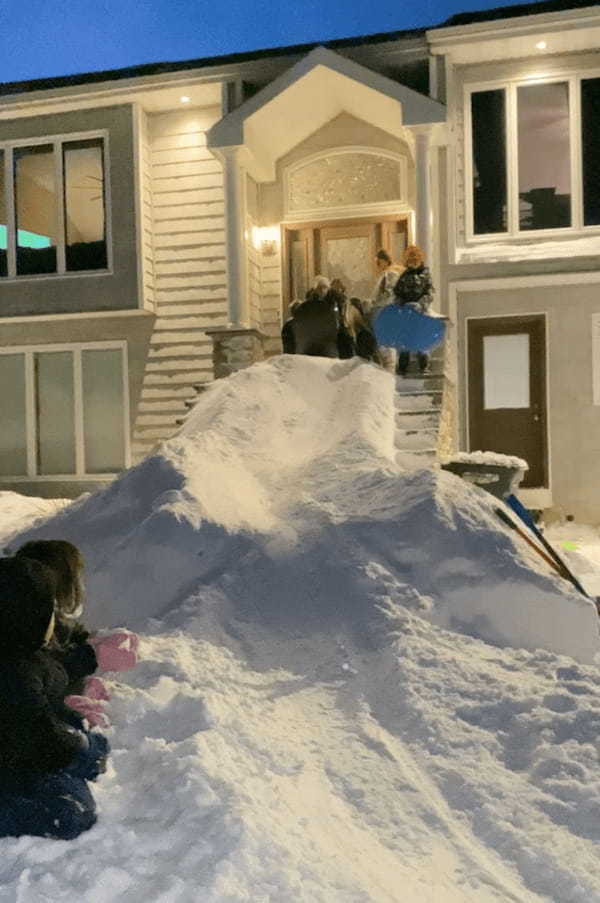 玄関の前に作られたのは、特大サイズの雪でできたスベリ台！子供たちは楽しそうに全力で滑っていきます！！