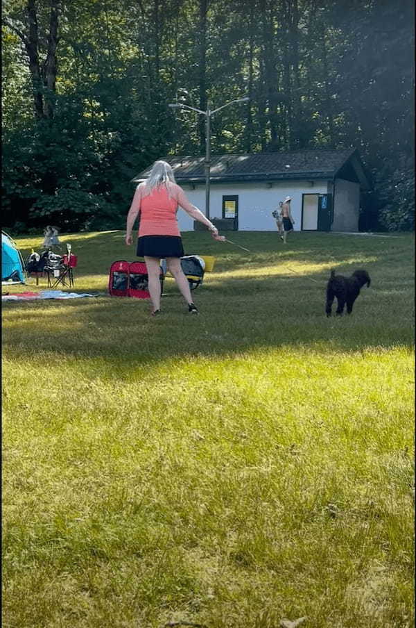 水辺で愛犬の散歩をしている女性。この後、このふたりが一緒になってビックリする事態が起こるのです！！【アメリカ・動画】