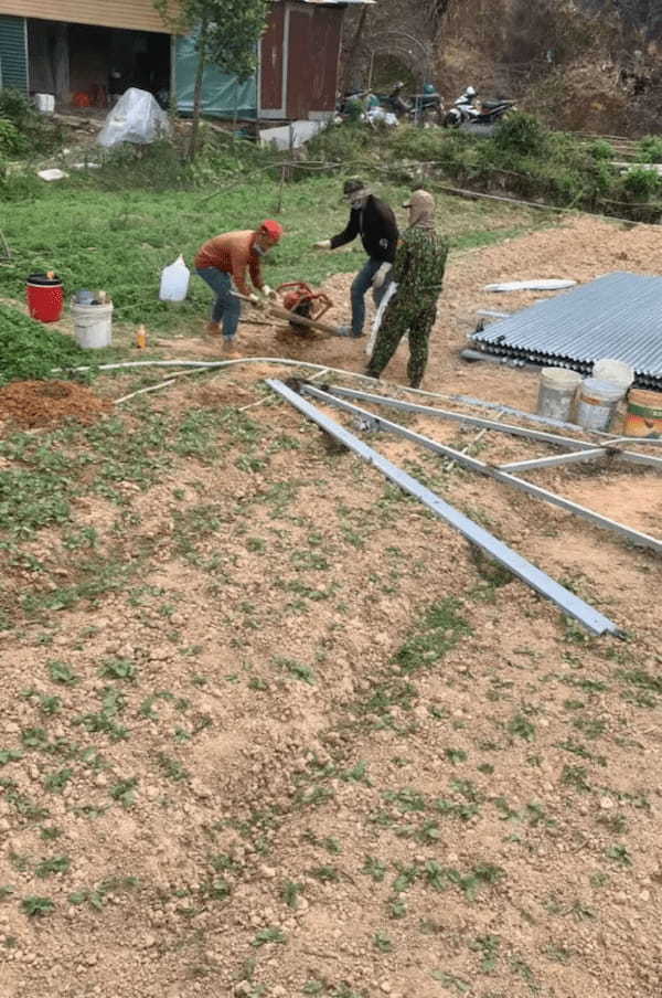 地面に突き刺さって回転を続ける掘削機。どうにかしてこれを止めたい3人の男性は・・・、いったいどうする！？