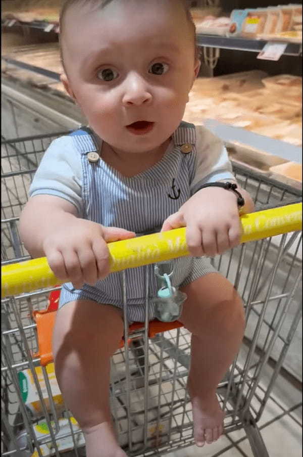 ショッピングカートの持ち手部分に額をくっつける赤ちゃん。おネムになっちゃったのかな?と下から覗き込むと・・あらビックリ!!【海外・動画】