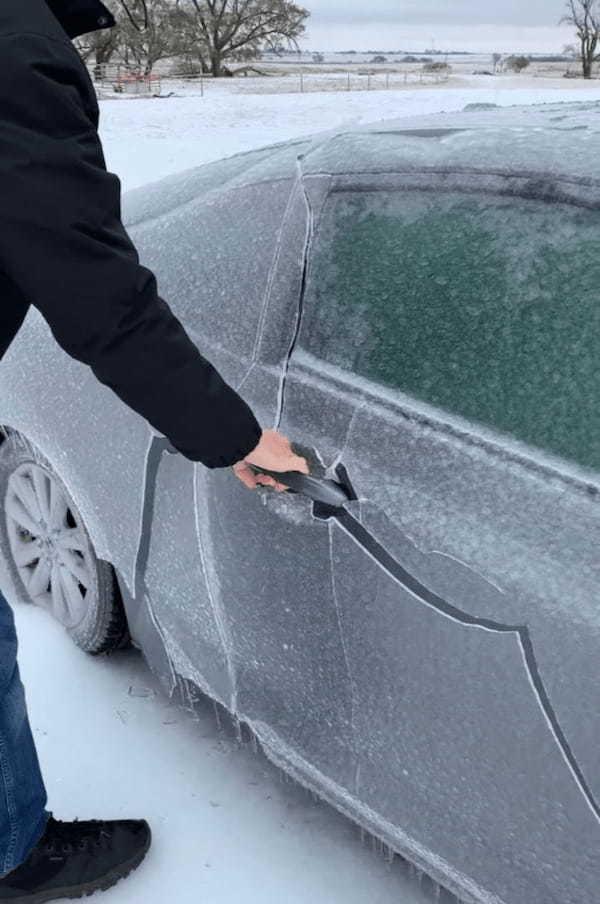 車にヒビが入ったかと思った！！男性が氷に覆われた車のドアを開けたると共に不穏な音と光景が！！