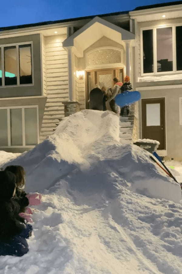 玄関の前に作られたのは、特大サイズの雪でできたスベリ台！子供たちは楽しそうに全力で滑っていきます！！