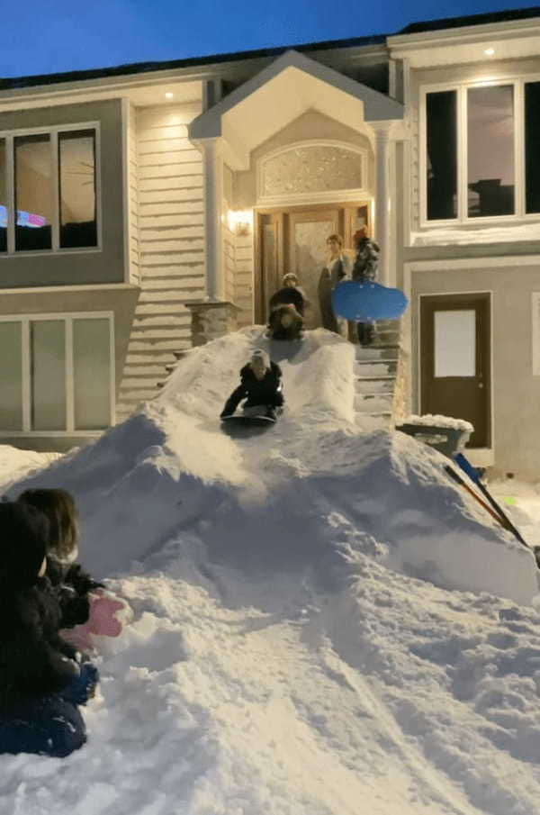 玄関の前に作られたのは、特大サイズの雪でできたスベリ台！子供たちは楽しそうに全力で滑っていきます！！