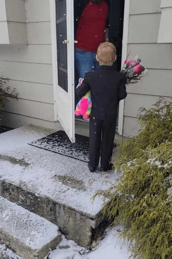 紳士すぎる5歳の男の子。タキシードに身を包み花束とプレゼントを抱えて、いざバレンタイン本番へ！！