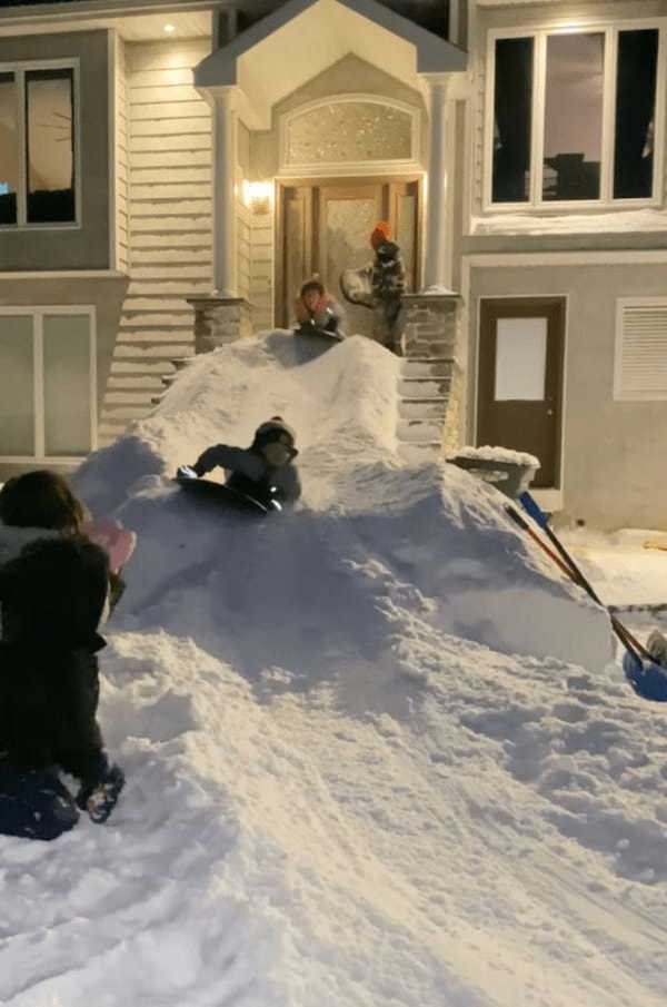 玄関の前に作られたのは、特大サイズの雪でできたスベリ台！子供たちは楽しそうに全力で滑っていきます！！