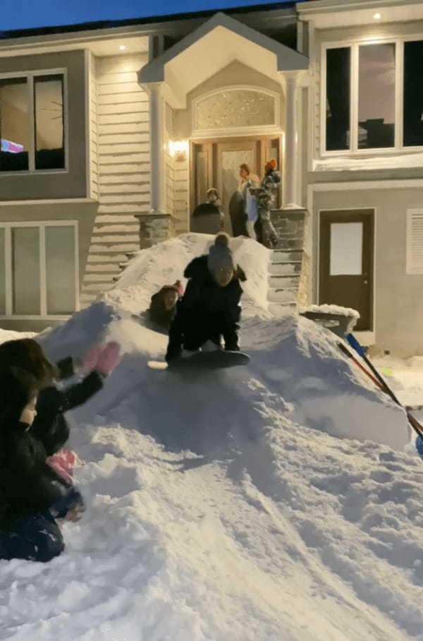 玄関の前に作られたのは、特大サイズの雪でできたスベリ台！子供たちは楽しそうに全力で滑っていきます！！