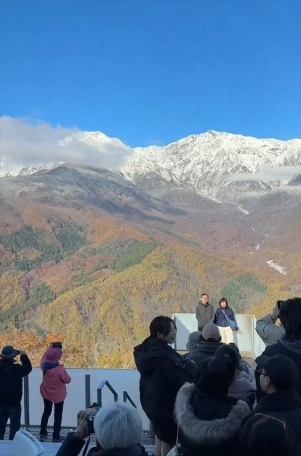 雪山と紅葉のコラボレーションが美しすぎる！白馬村の壮大な光景が話題に「映像でこの迫力なので実際に居たら感動で動けないかも」「秋と冬を同時に堪能」