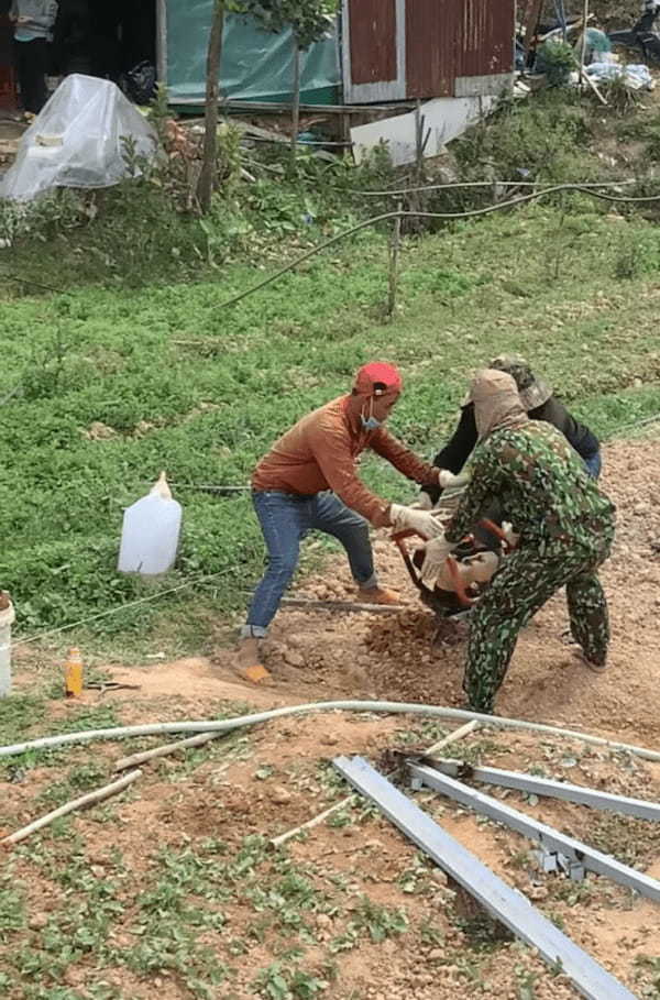 ハプニング発生！掘削機が地面に突き刺さって回転が止まらない！！一体これどーすんの！？