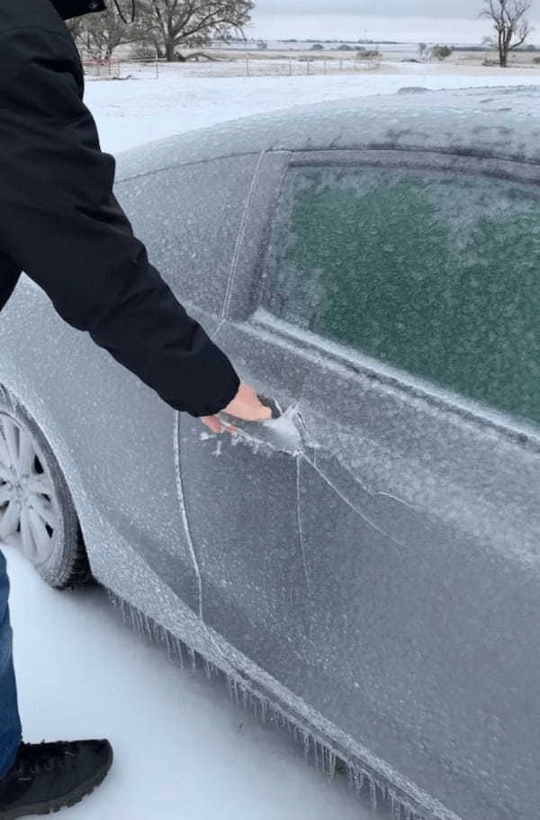 車が割れた？！男性が氷に覆われた車のドアを開けたその時・・・不穏な光景と音が！！