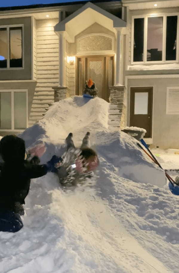 玄関の前に作られたのは、特大サイズの雪でできたスベリ台！子供たちは楽しそうに全力で滑っていきます！！