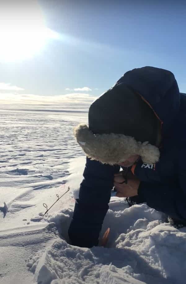 氷に穴を開けアイスフィッシングをしていたら・・、ワカサギのような小さな魚が釣れるのかと思いきや、意外な大物が釣れました！！【海外・動画】